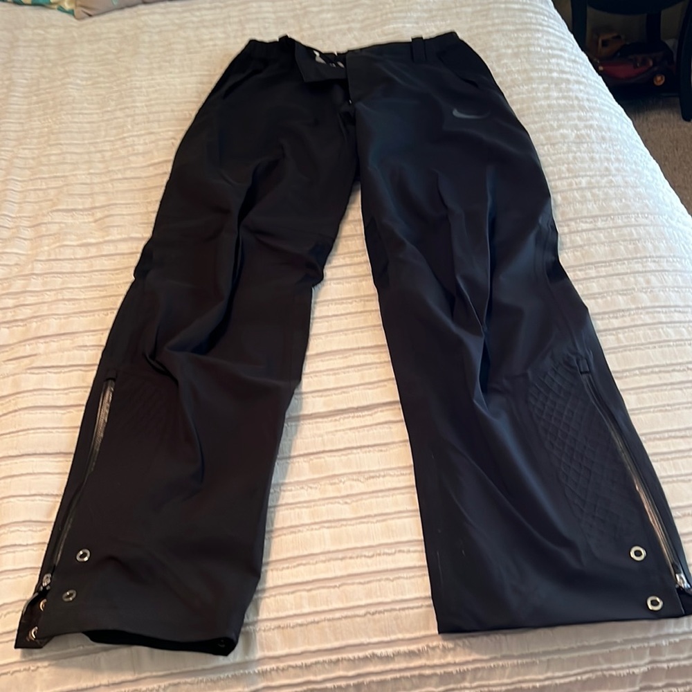 Nike storm fit size medium rain pants. Black in great condition.